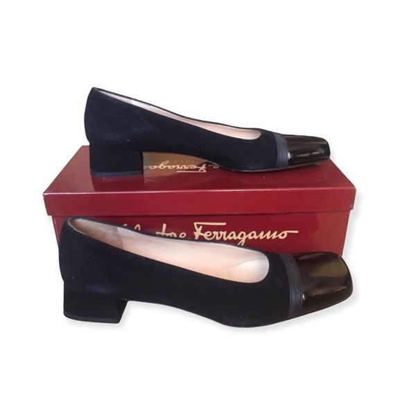 Ferragamo Black Flats (Euro.9.5)